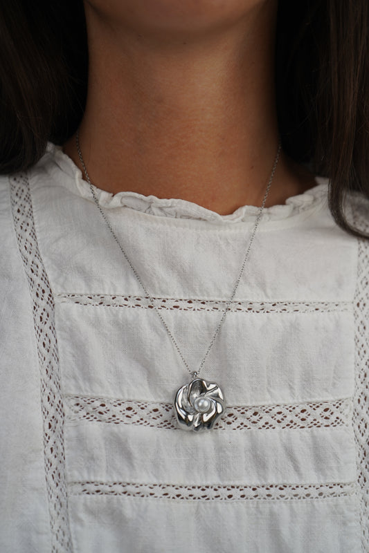 Dahlia's Pearl Necklace in Silver