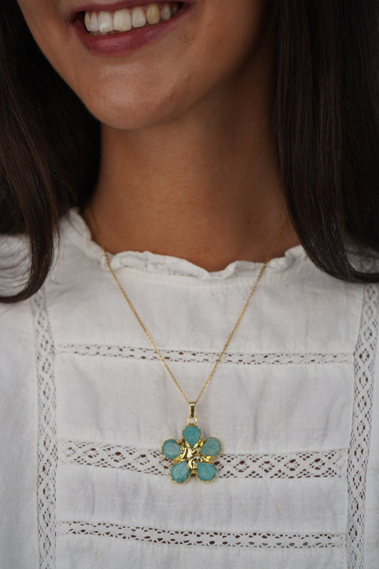 Aashni’s flower pendant necklace