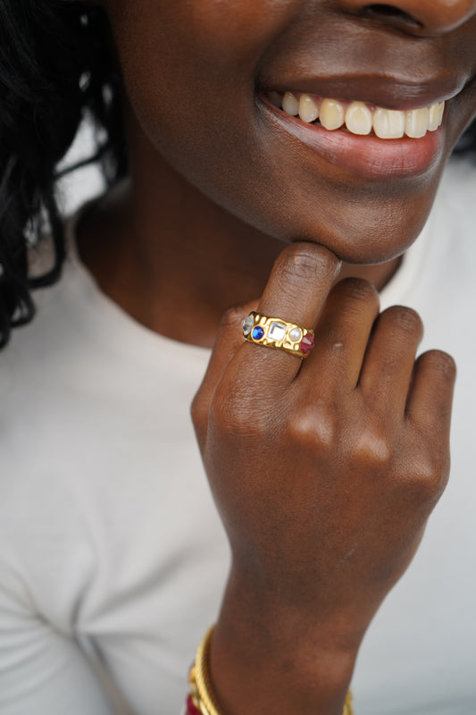Mokkie’s gemstone ring in gold