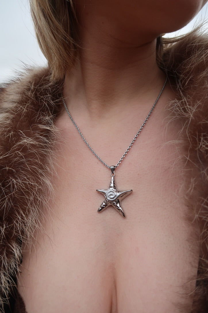 Pia's starfish necklace in silver