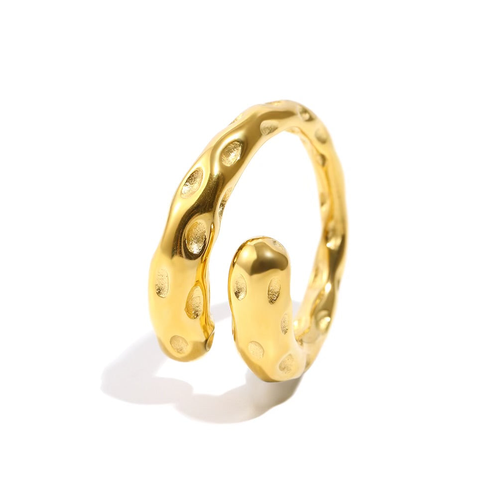Daphne’s Ring in Gold