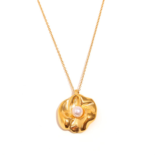 Dahlia's Pearl Necklace in Gold
