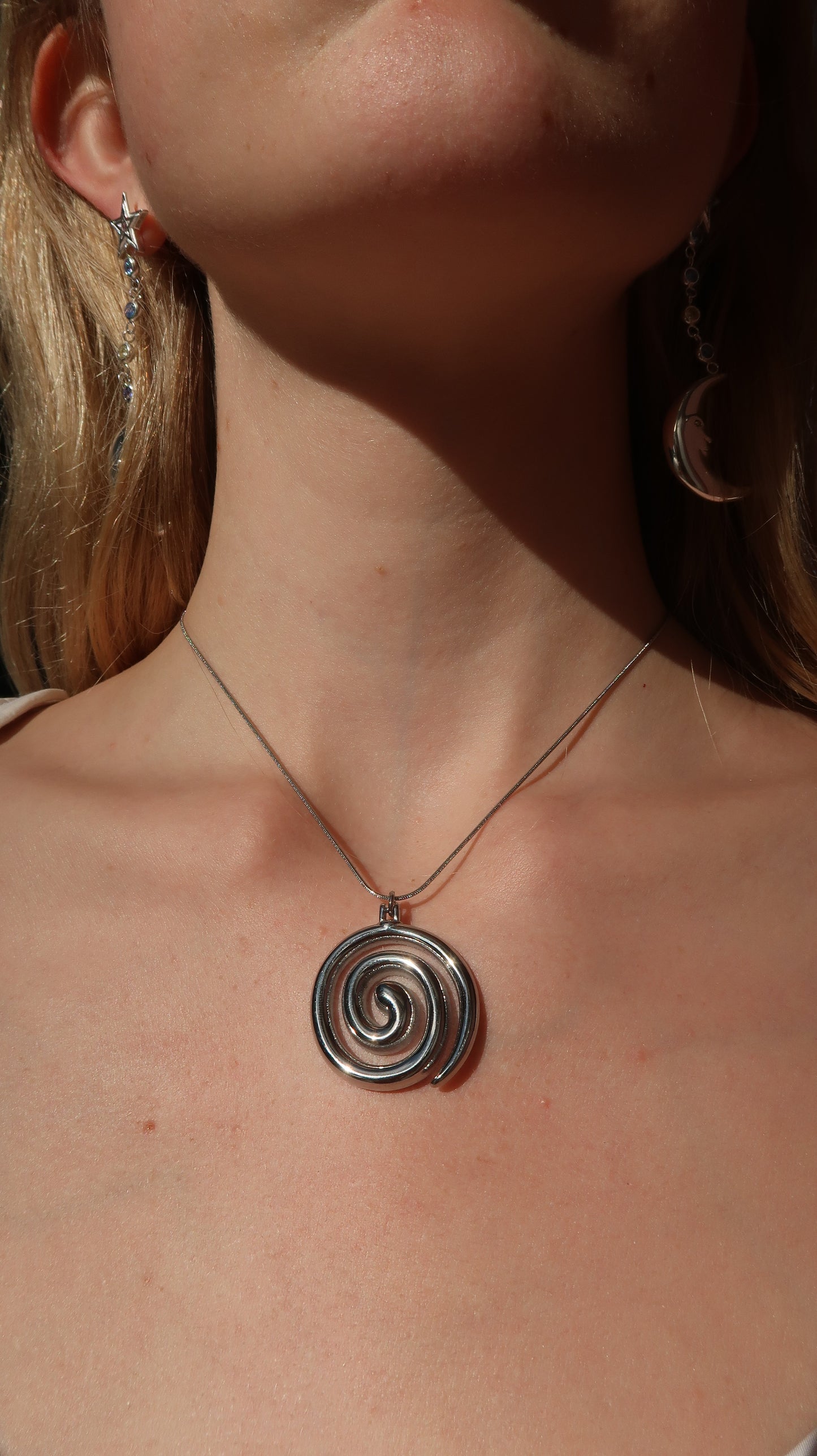 Tilly’s swirl necklace in Silver