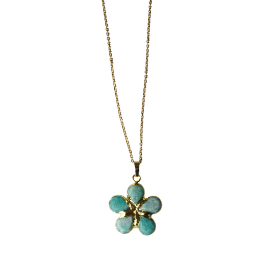 Aashni’s flower pendant necklace