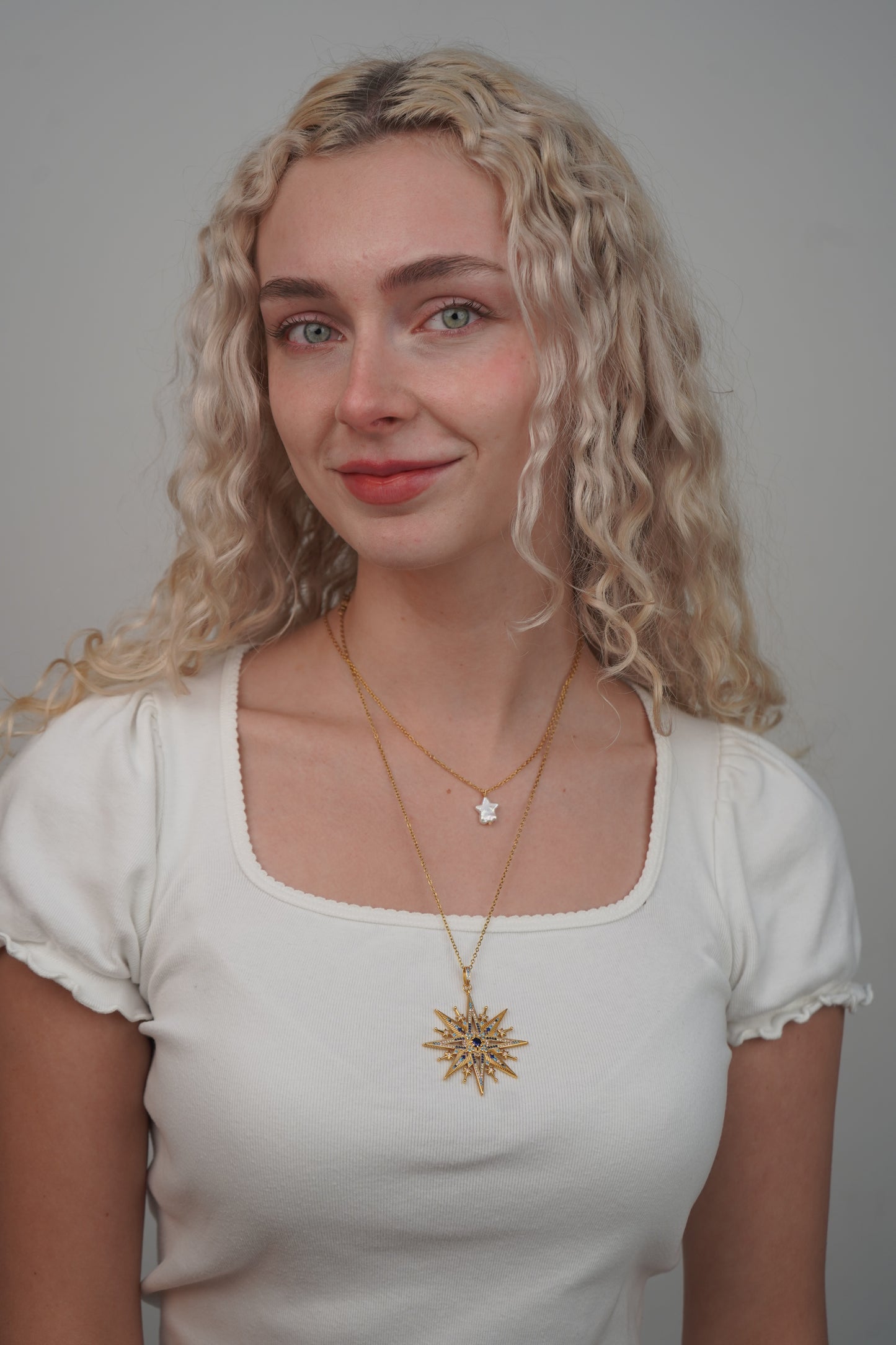 Emilie’s star necklace in gold