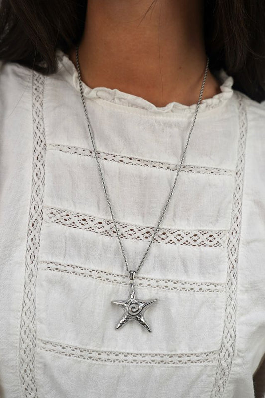 Pia's starfish necklace in silver
