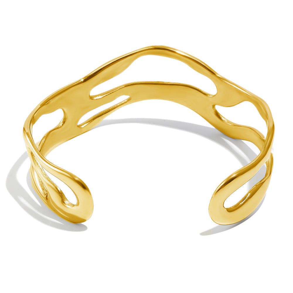 Isa's Wave Bangle In Gold