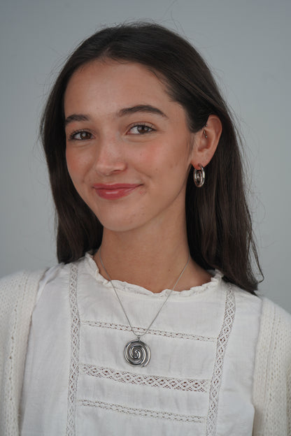 Tilly’s swirl necklace in Silver