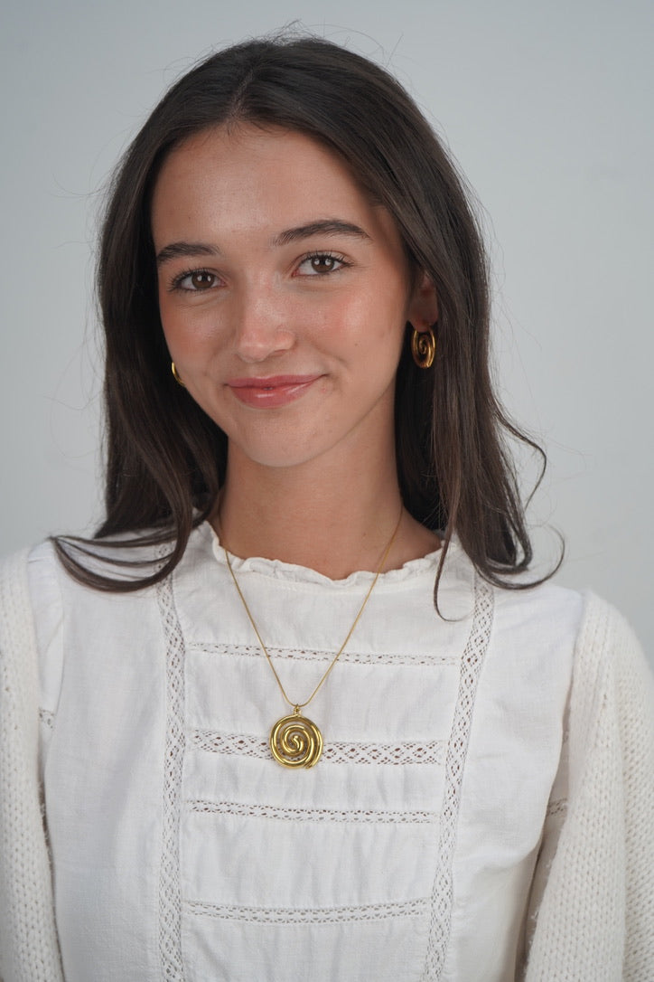 Tilly’s swirl necklace