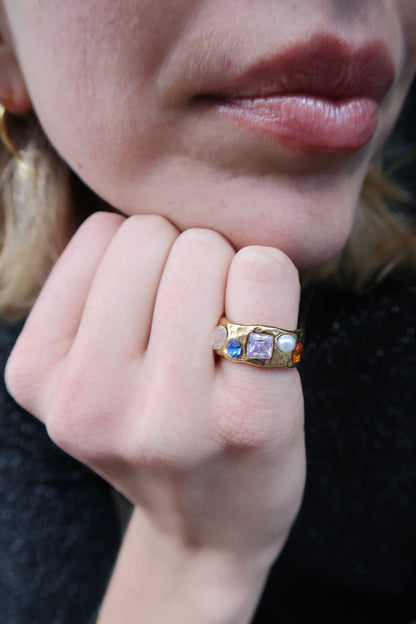 Mokkie’s gemstone ring in gold