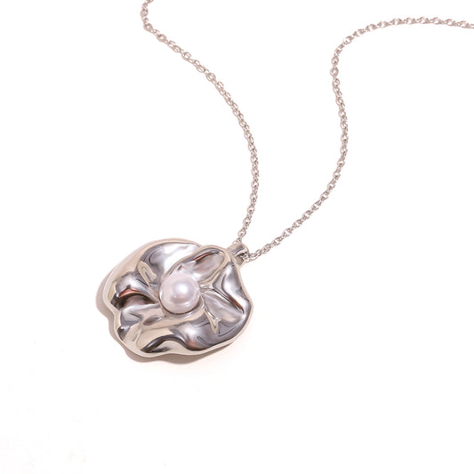 Dahlia's Pearl Necklace in Silver