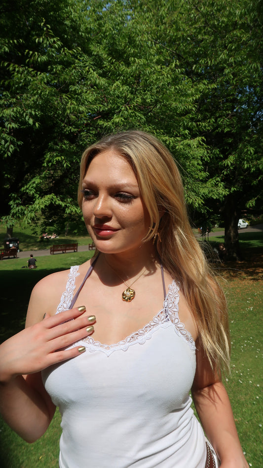 Dahlia's Pearl Necklace in Gold