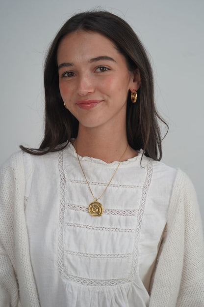 Tilly’s swirl necklace