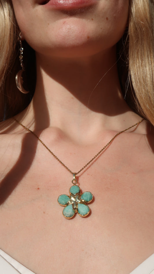 Aashni’s flower pendant necklace