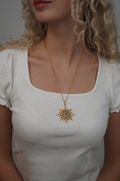 Emilie’s star necklace in gold