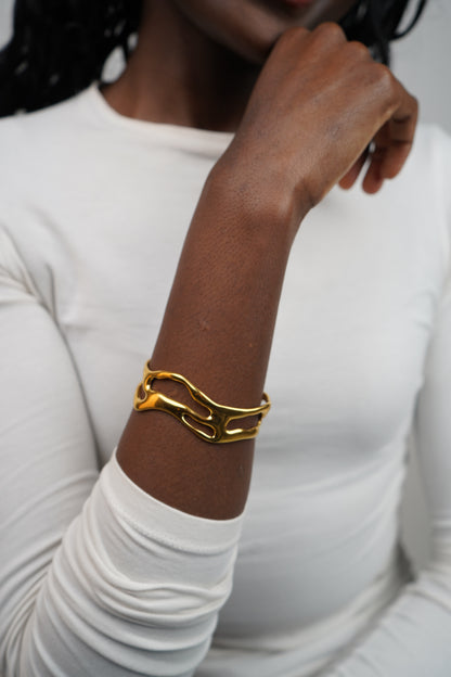Isa's Wave Bangle In Gold
